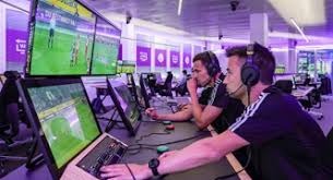 指针划过周六早晨10点，车链转动的声响撞碎薄雾。